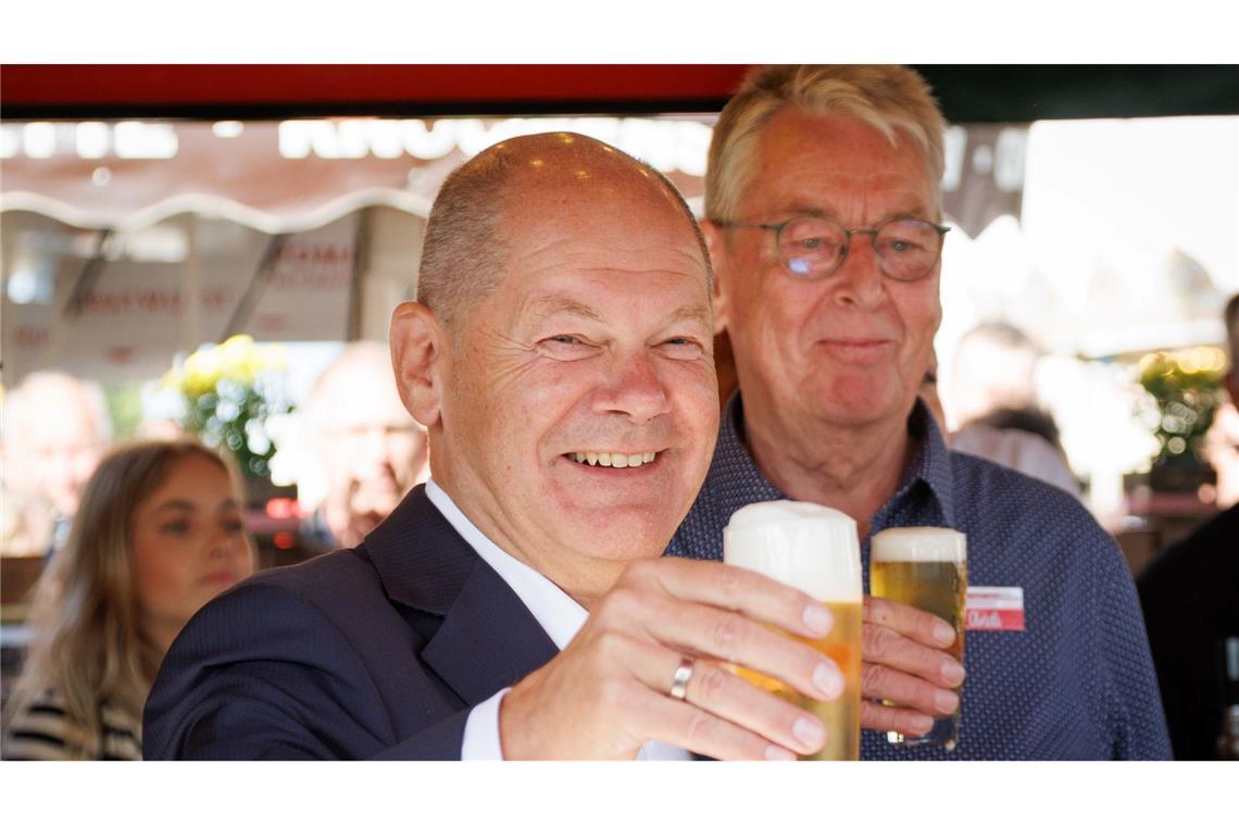 Bundeskanzler Olaf Scholz (SPD) präsentiert ein selbstgezapftes Bier auf dem 726. Stoppelmarkt in Vechta. Mit viel Selbstironie hat Bundeskanzler Scholz seinen Auftritt beim Traditionsvolksfest Stoppelmarkt in Niedersachsen gewürzt.