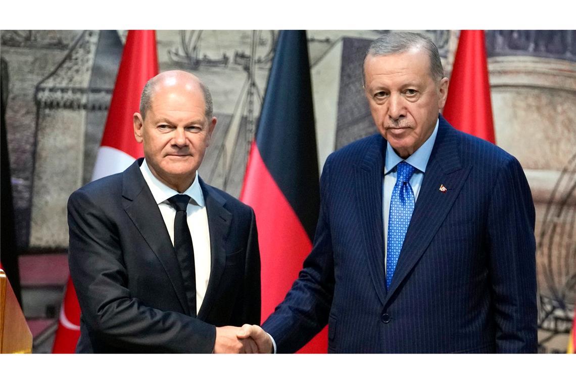 Bundeskanzler Olaf Scholz (SPD) und der türkische Präsident, Recep Tayyip Erdogan, trafen sich im Oktober in Istanbul. (Archivbild)