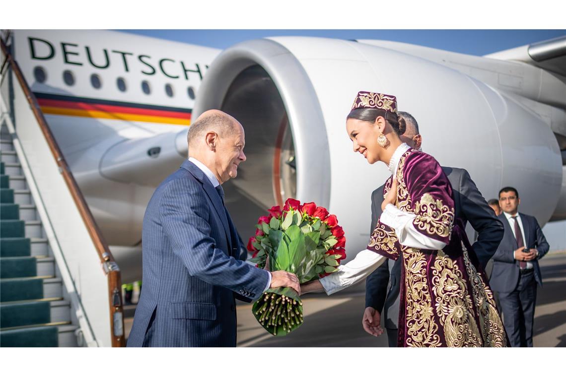 Bundeskanzler Olaf Scholz (SPD) wird am Flughafen von Samarkand begrüßt.