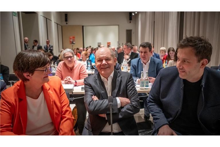 Bundeskanzler Olaf Scholz zwischen den Bundesvorsitzenden Saskia Esken und Lars Klingbeil bei einer Klausurtagung der SPD.