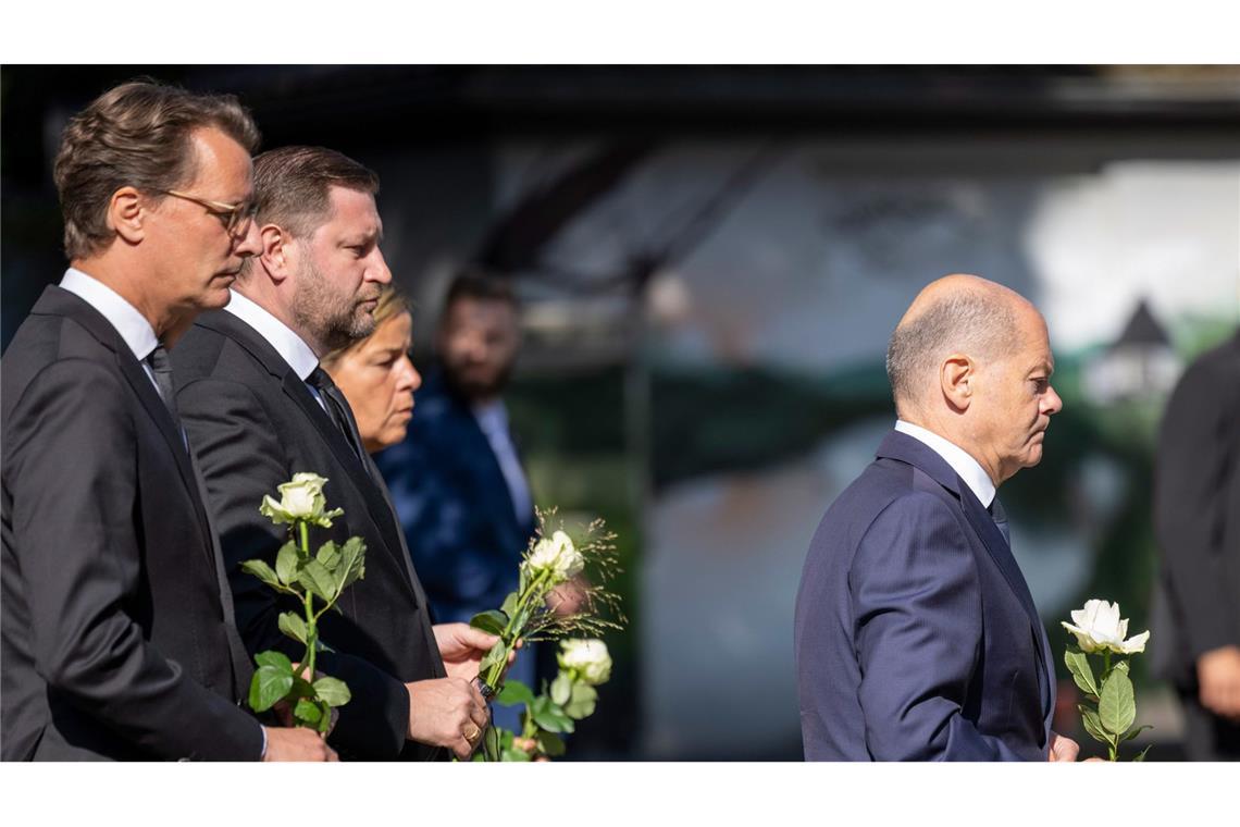 Bundeskanzler Scholz (r.) und NRW-Ministerpräsident Wüst (l.) besuchten am Montag den Anschlagsort.