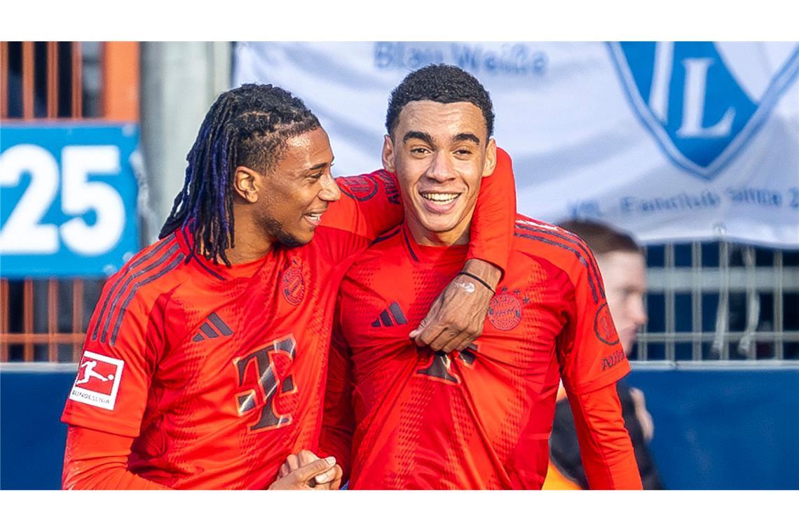 Bundesliga: FC Bayern Münchens Torschütze Jamal Musiala jubelt mit seinem Teamkollegen Michael Olise (l) über das Tor zum 0:2.