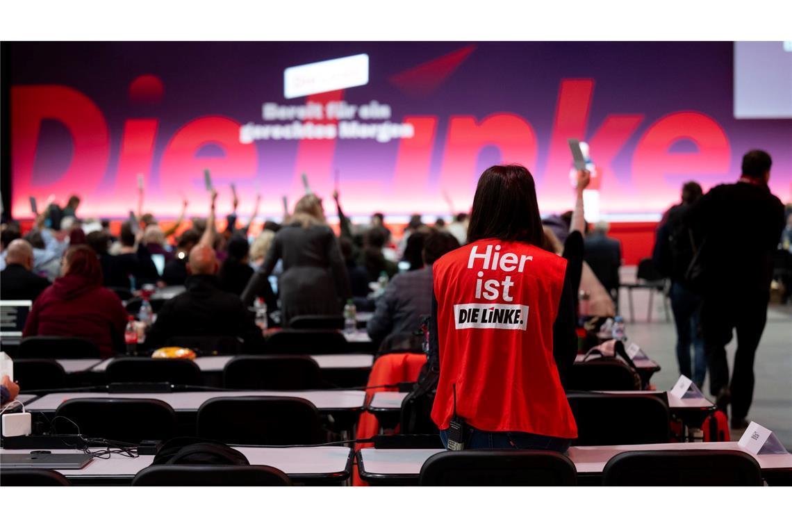 Bundesparteitag Die Linke - Eine Teilnehmerin trägt eine Weste mit der Aufschrift "Hier ist die Linke".