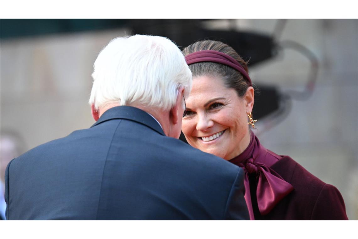 Bundespräsident Frank-Walter Steinmeier begrüßt die schwedische Kronprinzessin Victoria.