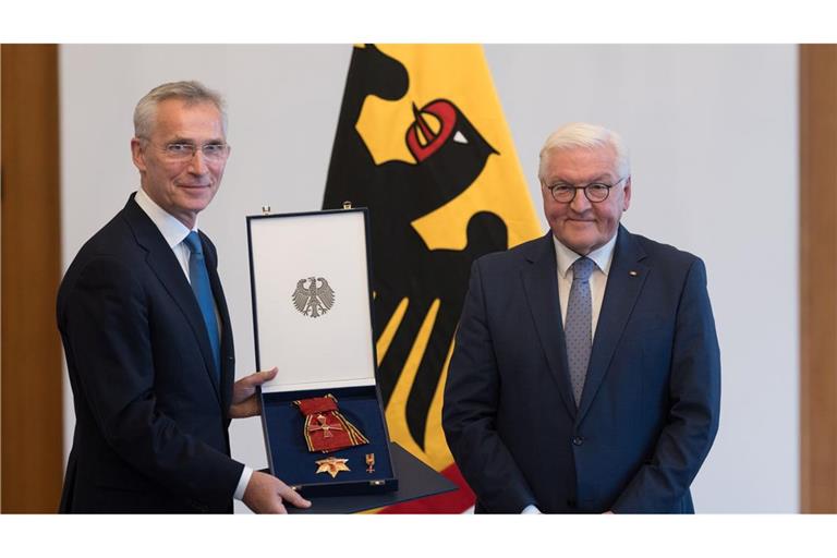 Bundespräsident Frank-Walter Steinmeier (r) würdigt die Verdienste des ehemaligen Nato-Generalsekretärs Jens Stoltenberg.