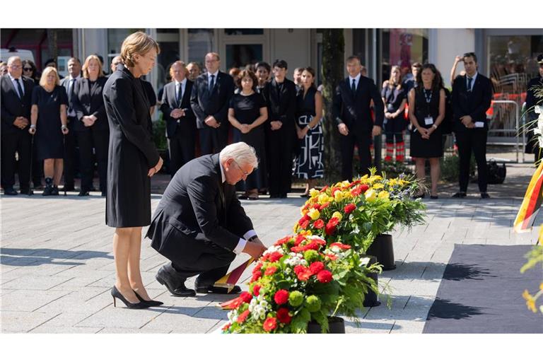 Bundespräsident Steinmeier legt Kranz am Tatort nieder.