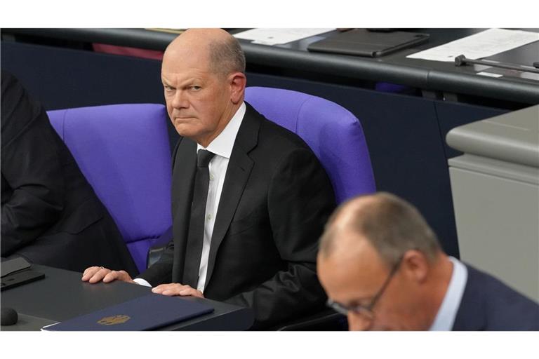 Bundestag: Bundeskanzler Olaf Scholz blickt nach seiner Regierungserklärung zum CDU-Vorsitzenden Friedrich Merz.