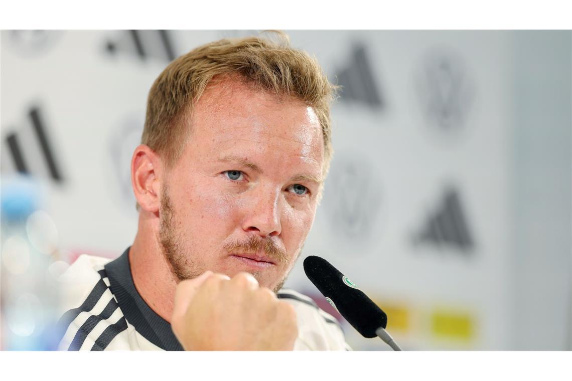 Bundestrainer Julian Nagelsmann ballt während der Pressekonferenz die Faust.