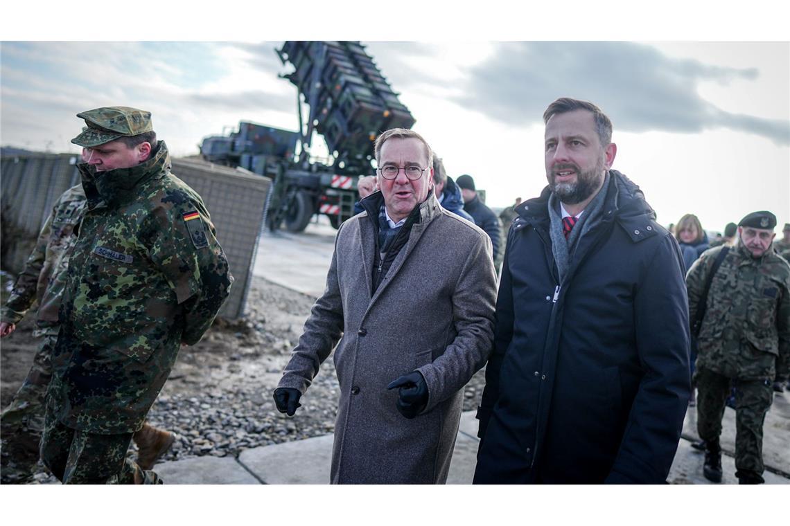 Bundesverteidigungsminister Boris Pistorius und sein polnischer Amtskollege Wladyslaw Kosiniak-Kamysz vor der Patriot-Flugabwehrstellung in Rzeszow. (Foto aktuell)