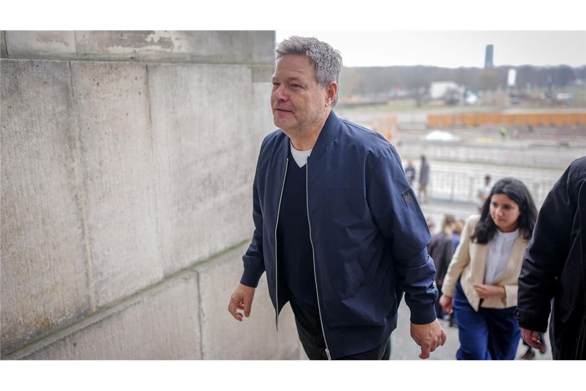 Bundeswirtschaftsminister Robert Habeck und Misbah Khan, Grünen-Abgeordnete aus Rheinland-Pfalz, gehen zur Sitzung ihrer Fraktion.