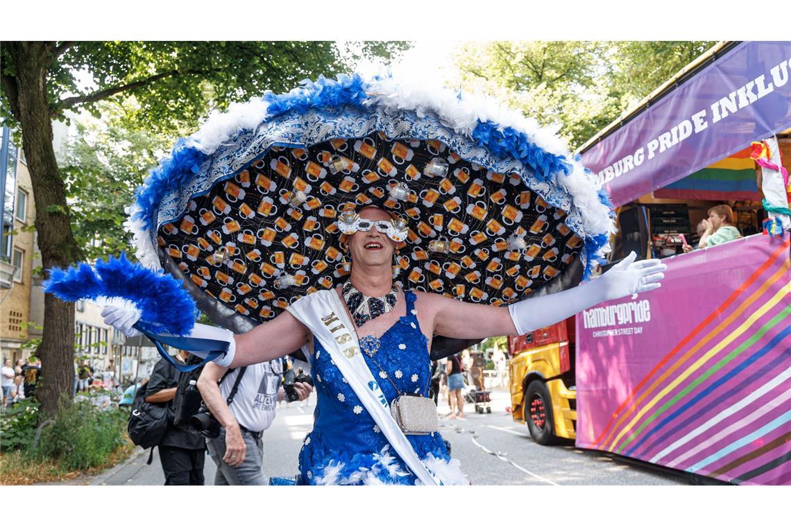 Bunte Demonstration zum  zum Christopher Street Day (CSD) - Ein Teilnehmer präsentiert seinen Hut.