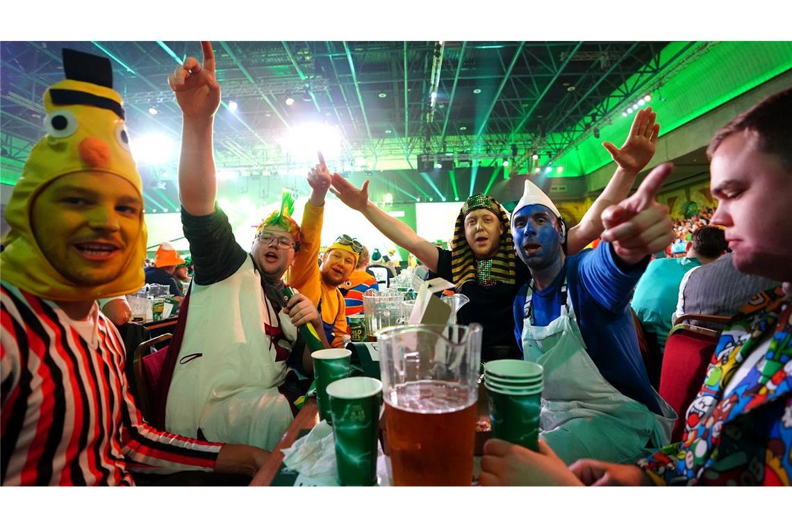 Bunte Gesellschaft - Darts-Fans feiern im Ally Pally.