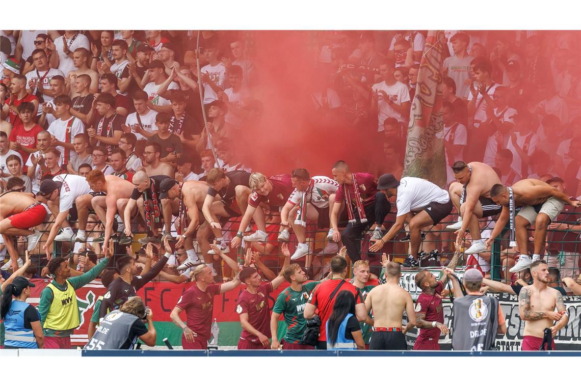 Bunter Jubel -  Spieler von FC Augsburg bedanken sich nach dem DFB-Pokalspiel bei den Fans.