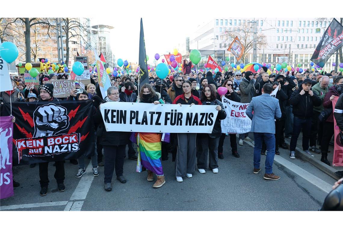 Bunter Protest gegen einen Aufzug von Rechtsextremen am Eröffnungstag der Kulturhauptstadt Europas 2025 in Chemnitz.