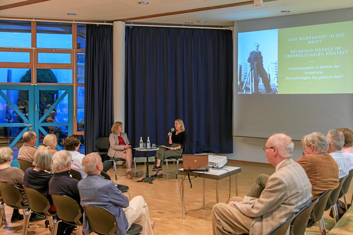 Carolin Wurzbacher, Kuratorin der Ausstellung, und Eva-Marina Froitzheim (von rechts) beleuchten in ihrem Gespräch in der Kunstsammlung Nägeles Schaffen und dessen Rezeption. Foto: Stefan Bossow