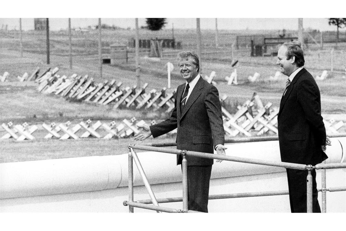 Carter schaut am Potsdamer Platz auf die Berliner Mauer. (Archivbild)