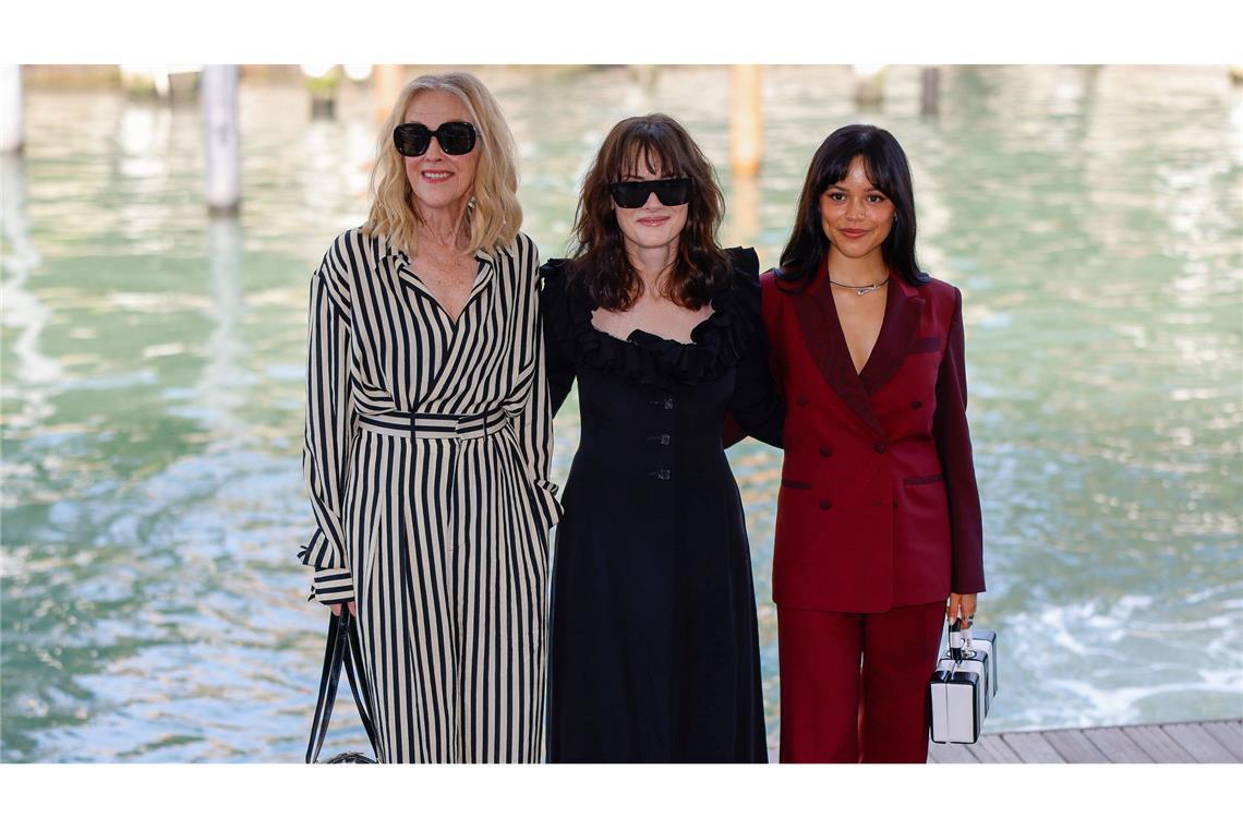 Catherine O'Hara (l-r), Winona Ryder und Jenna Ortega spielen Hauptrollen im Film.