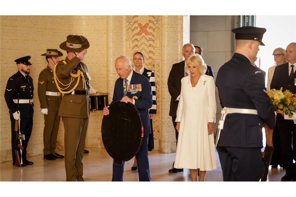 Charles und Camilla haben ihren Besuch in Canberra mit einer Kranzniederlegung begonnen.