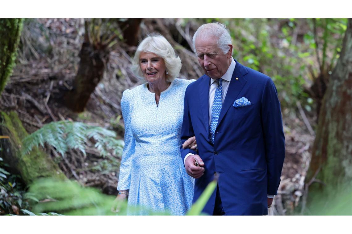 Charles wird von seiner Frau Königin Camilla begleitet.