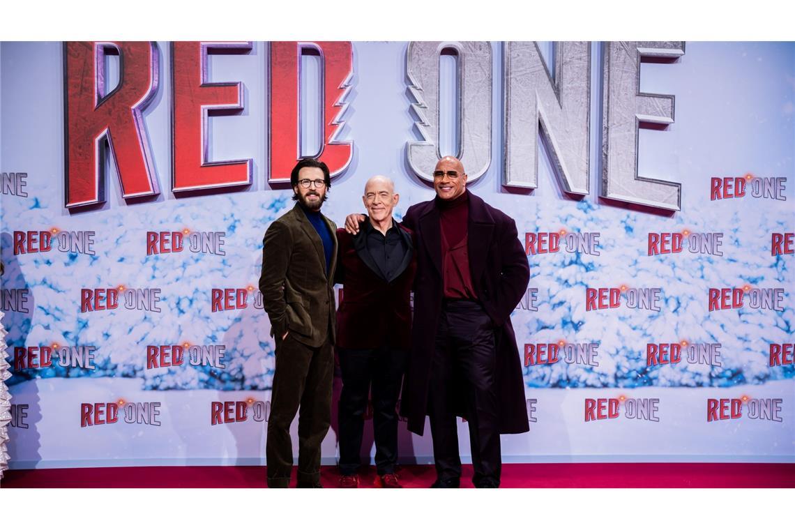 Chris Evans (l-r), J.K. Simmons und Dwayne Johnson auf dem Roten Teppich zur Weltpremiere des Films "Red One – Alarmstufe Weihnachten".