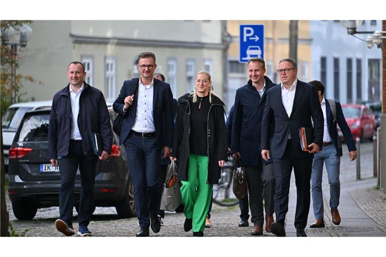 Christian Herrgott (l-r), Christian Tischner, Beate Meißner, Andreas Bühl und Mario Voigt (alle CDU) kommen zu den Sondierungsgesprächen zwischen CDU, BSW und SPD in der Erfurter Innenstadt.