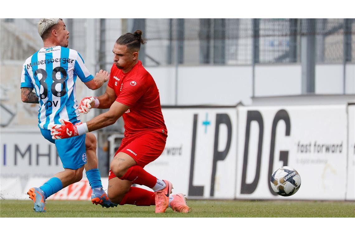 Christian Mauersberger überwindet Villingens Keeper Andrea Hoxha zum 1:0 für die Kickers.