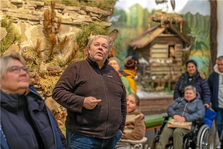 Christian Schweizer greift bei einem Rundgang durchs Museum Aspekte aus der herbstlichen und winterlichen Tierwelt auf. Foto: Stefan Bossow