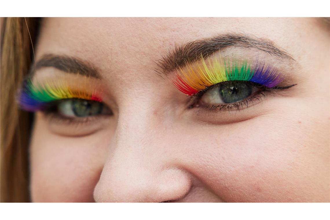 Christopher Street Day (CSD): Teilnehmerin Rosa trägt künstliche Wimpern in Regenbogenfarben bei dem Umzug der 46. Berlin Pride.