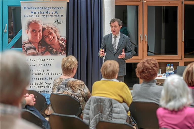 Claus-Georg Schmedt erklärt, wie die verschiedenen Krankheitsbilder behandelt werden. Foto: Stefan Bossow