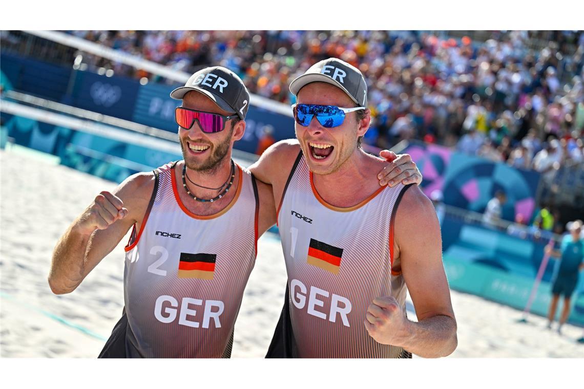 Clemens Wickler (li.) und Nils Ehlers haben Silber bereits sicher, am Samstag wollen sie Beachvolleyball-Gold in Paris.