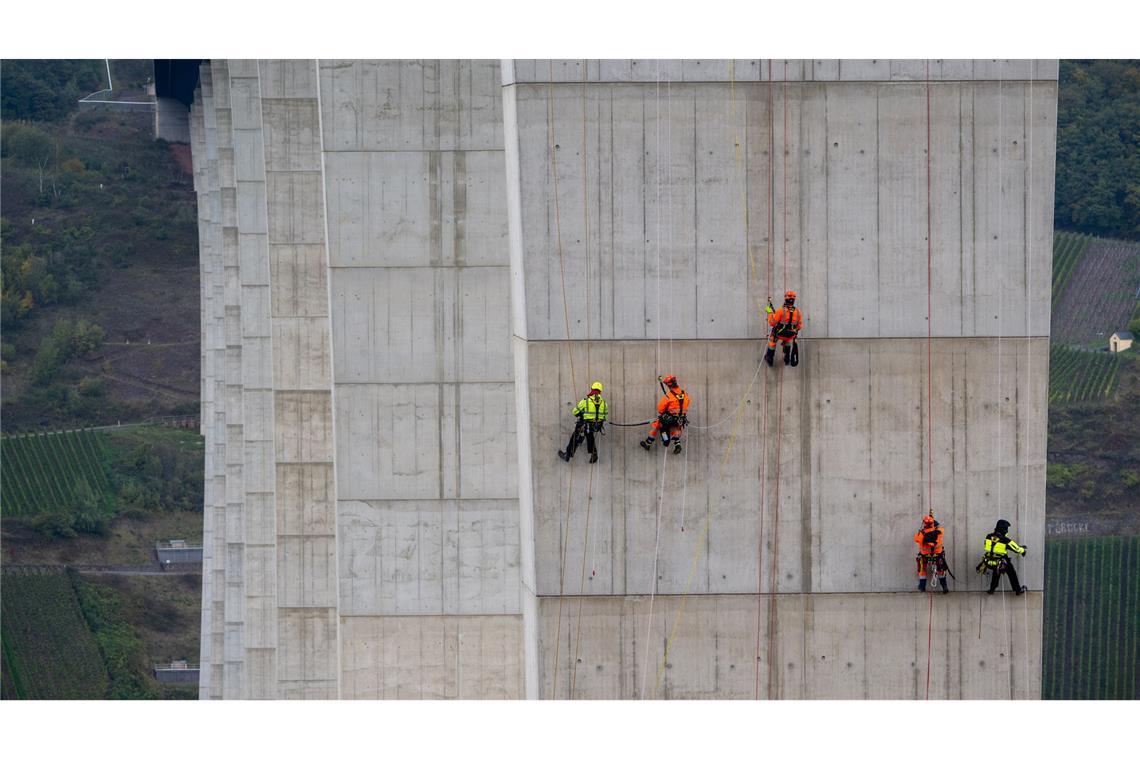 Cliffhanger - Industriekletterer prüfen Hochmoselbrücke auf Betonschäden