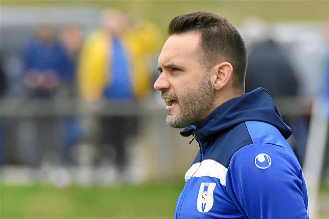 Coach Andreas Grimmer musste einiges korrigieren, damit Spitzenreiter Unterweissach gegen Kellerkind Oberbrüden am Ende zu einem 3:2-Heimsieg kam. Foto: Tobias Sellmaier