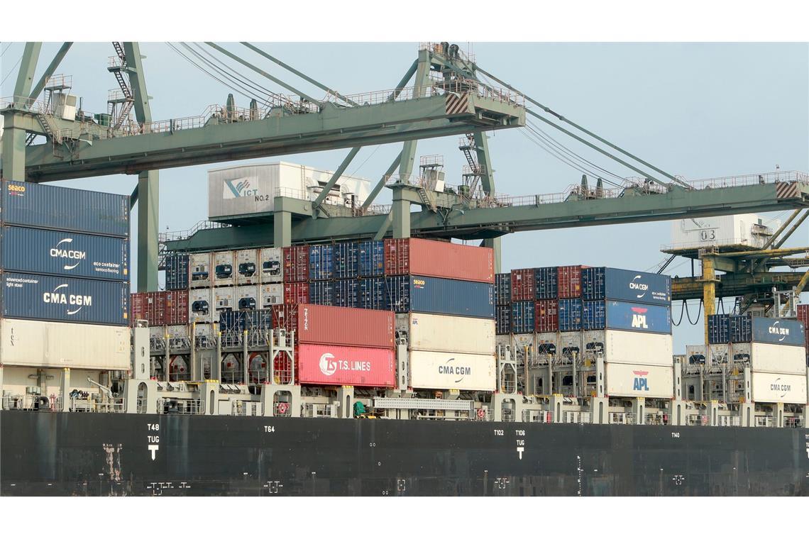 Container werden in Vietnam auf ein Schiff verladen. (Archivbild)