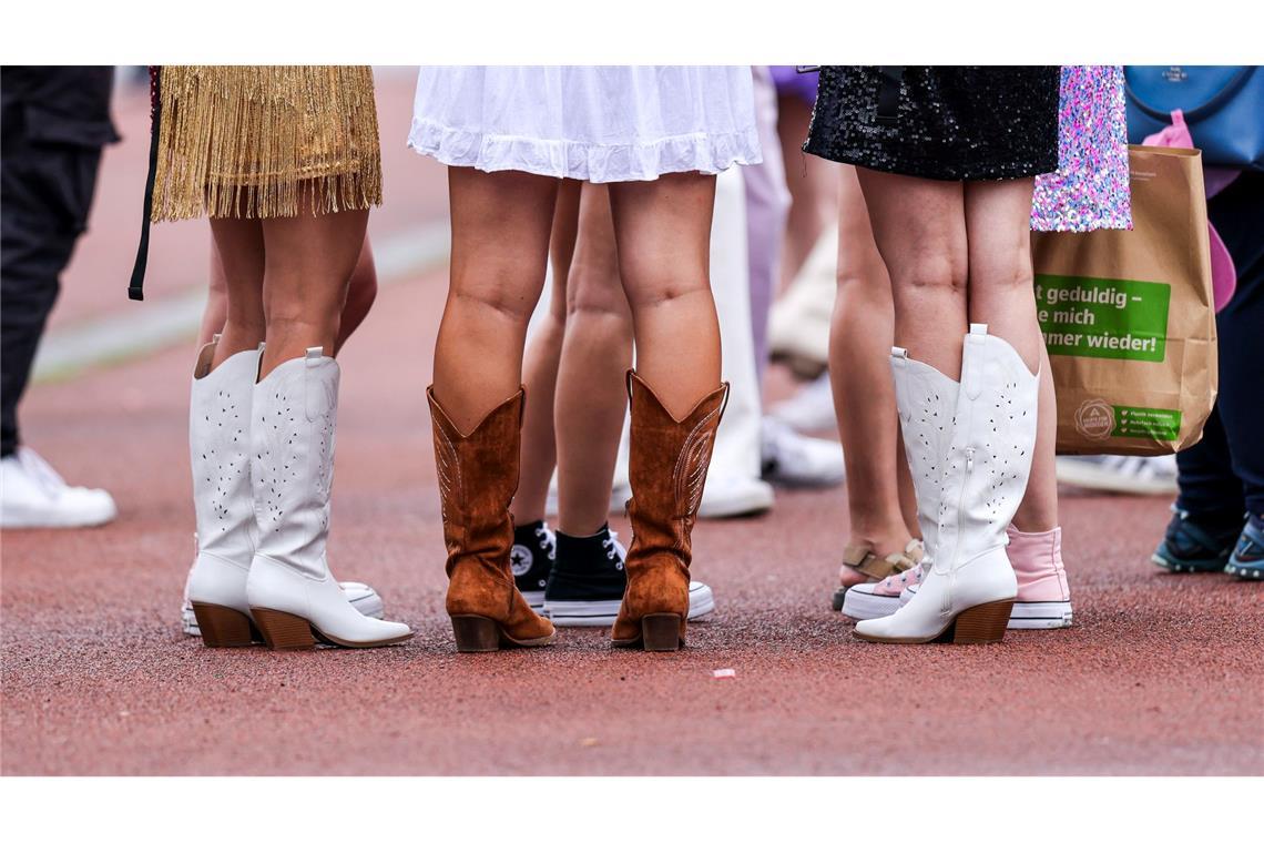 Cowboyboots gehören für viele "Swifties" zum Outfit dazu.