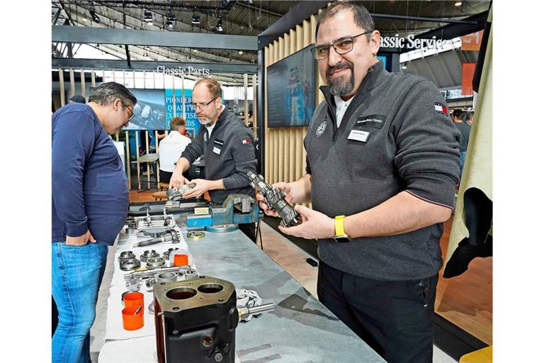 Dafür braucht es viel Know-how: Getriebe-Überholung am Messestand.