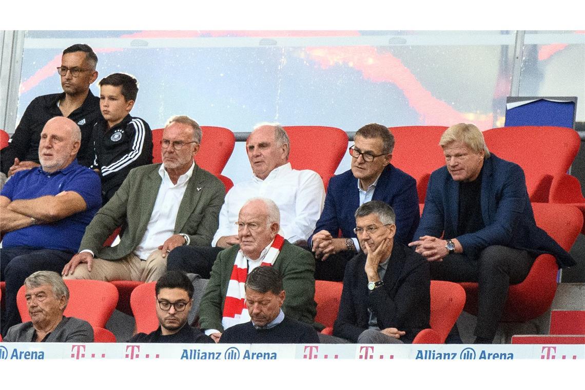 Damals noch gemeinsam auf der Tribüne: Uli Hoeneß (3.v.l.) und Oliver Kahn (r).