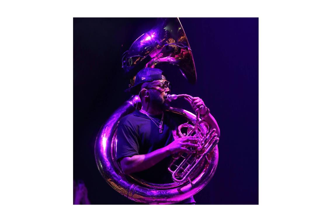 Damon Bryson alias Tuba Gooding Jr. von der Band The Roots bei einem Konzert in der Uber Eats Music Hall in Berlin