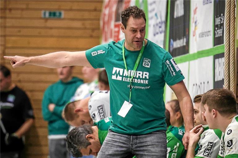 Daniel Brack musste beim Spiel seiner Mannschaft zuletzt mehr korrigieren, als ihm lieb sein konnte. Im ersten Heimspiel des Jahres erwartet der HCOB-Coach nun eine konsequentere Chancenverwertung und ein besseres Zweikampfverhalten. Foto: Alexander Becher