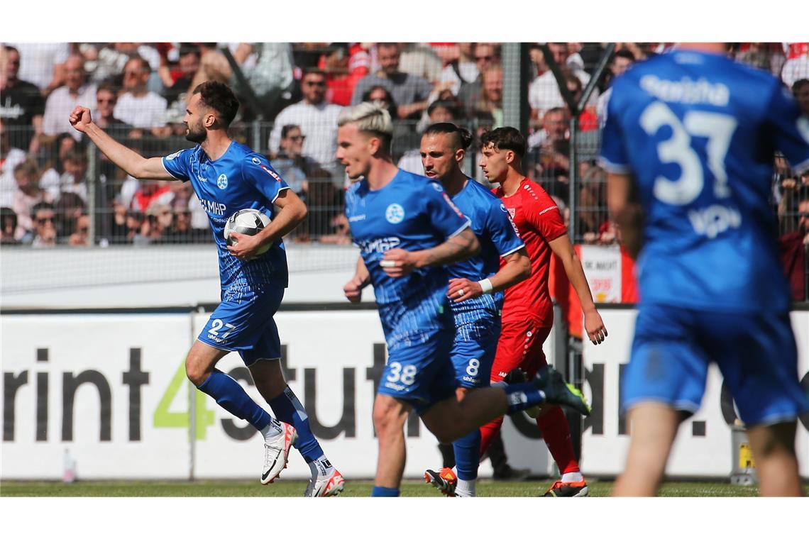 Daniel Kalajdzic (li.) rettete mit seinem Tor am 27. April gegen den VfB Stuttgart II vor 9550 Zuschauern im Gazi-Stadion ein 2:2. Die spielerisch überlegenen Weiß-Roten hatten mit 2:0 geführt.