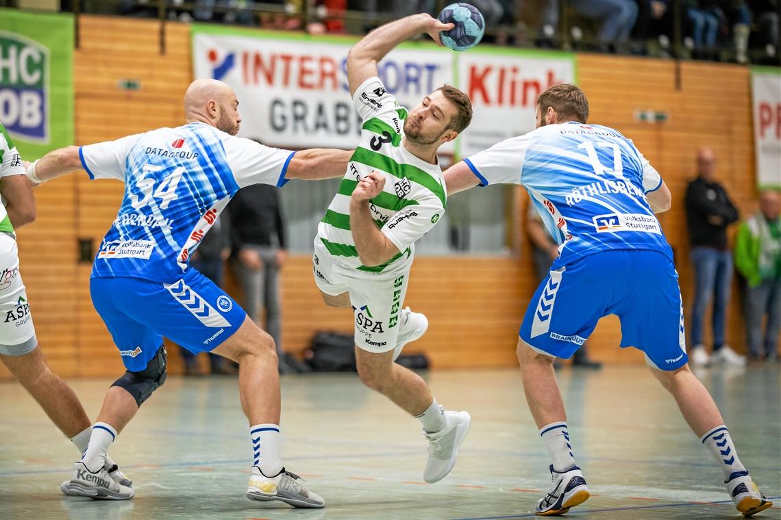 Daniel Schliedermann und der HCOB setzten sich immer wieder gut durch. Die Bundesliga-Handballer des TVB Stuttgart um Oscar Bergendahl (links) und Samuel Röthlisberger hatten jedenfalls alle Hände voll zu tun, um im Endspurt zu einem 31:27 zu kommen. Foto: Alexander Becher