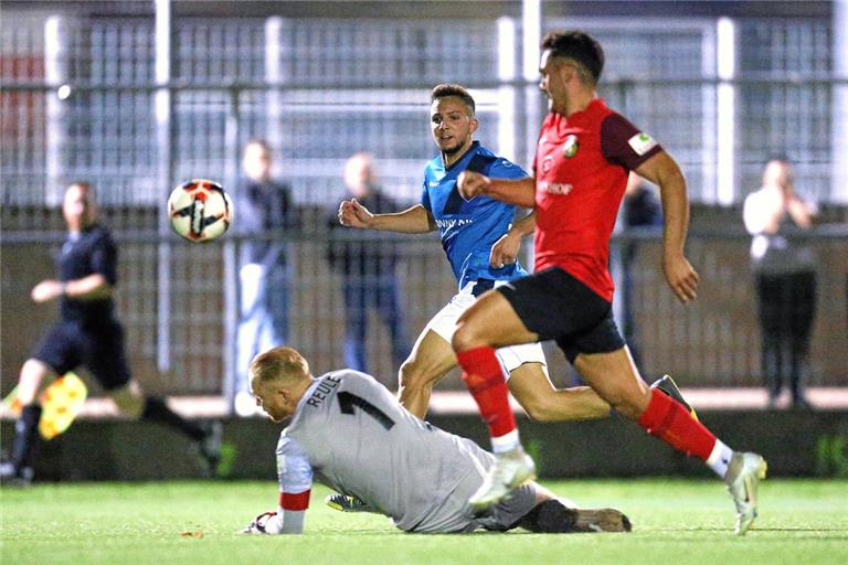 Das 1:0 für Bissingen in der 40. Minute: Nesreddine Kenniche lupft den Ball über Großaspachs Keeper Maximilian Reule. Foto: Baumann