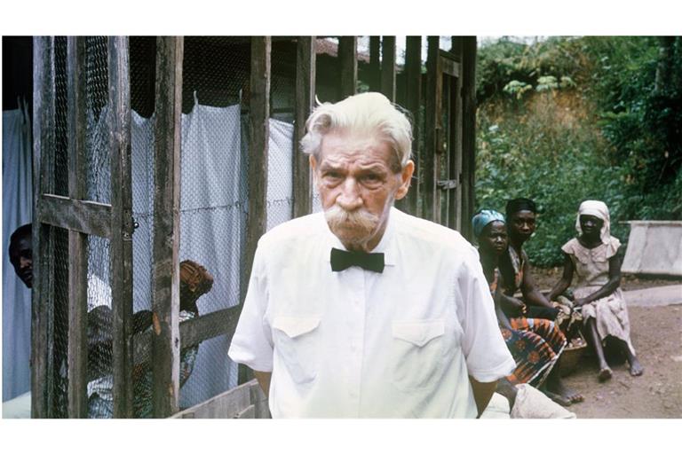 Das Archivbild von 1965 zeigt Albert Schweitzer in dem von ihm gegründeten Tropenkrankenhaus in Lambarene im heutigen Gabun.