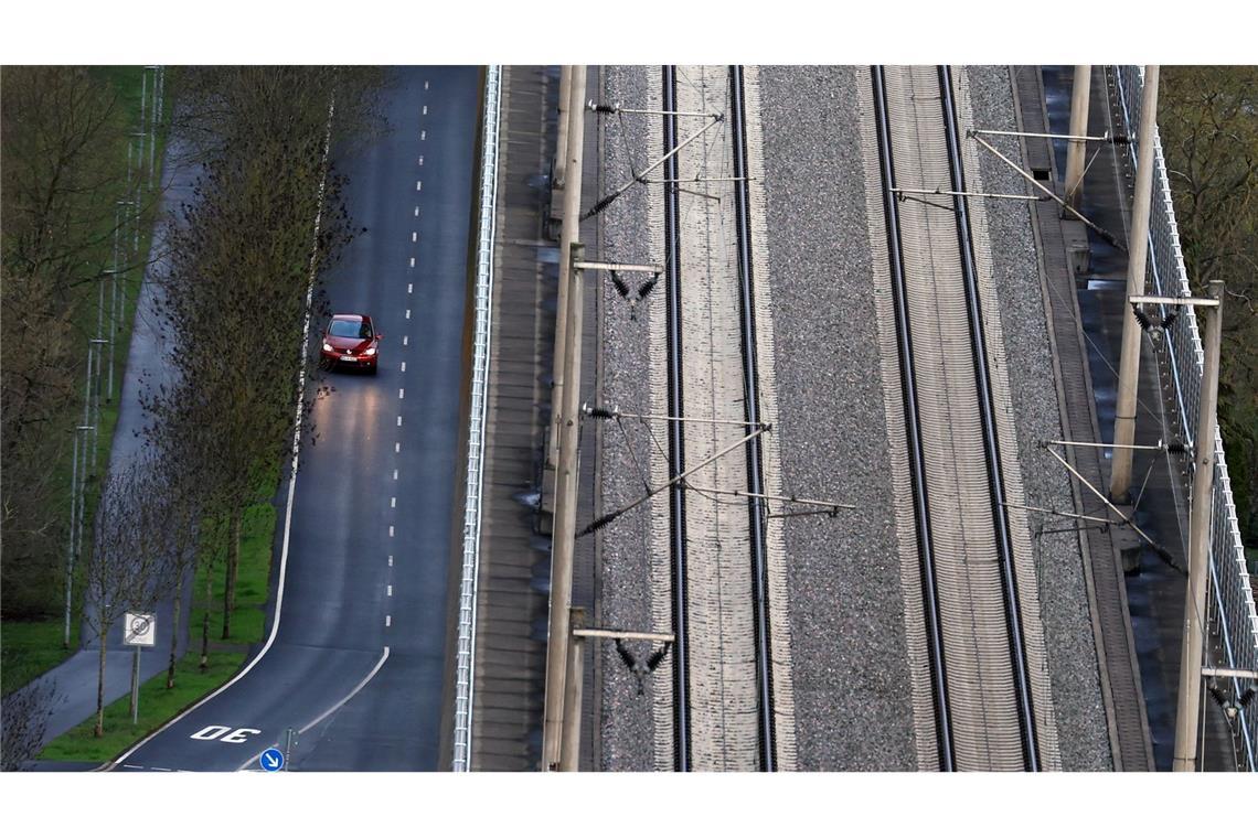 Das Auto bleibt in den nächsten Jahren das dominierende Verkehrsmittel. (Archivbild)