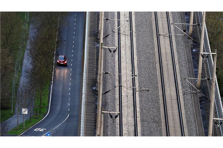 Das Auto bleibt in den nächsten Jahren das dominierende Verkehrsmittel. (Archivbild)