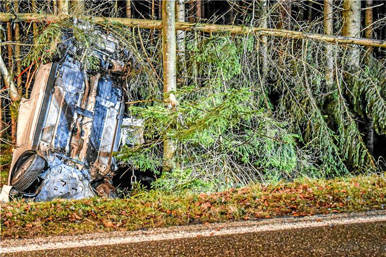 Das Auto der Verunglückten kommt senkrecht an einem Baum zum Stehen. Foto: onw-images/Fabian Koss