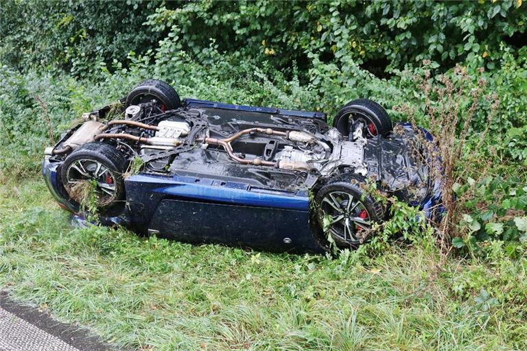 Das Auto kam nach dem Kontrollverlust auf dem Dach zu liegen. Foto: Kevin Lermer/7aktuell.de