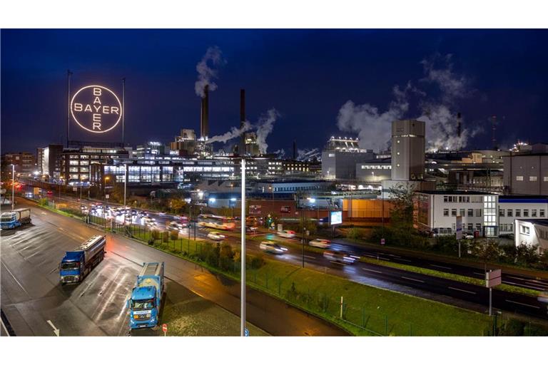 Das Bayer-Kreuz, das Logo des Unternehmens, leuchtet auf dem Werksgelände von Bayer in Leverkusen.