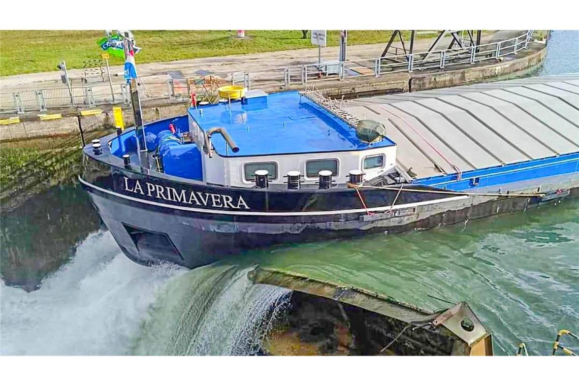 Das Binnenschiff war gegen das geschlossene Tor einer der beiden Kammern der Schleuse in Iffezheim gefahren.