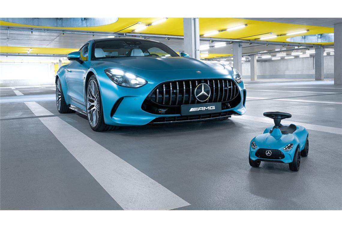 Das Bobby-Car von Mercedes ist der GT-Baureihe von AMG nachempfunden und unter anderem in der Farbe „Hyperblue“ zu bekommen.