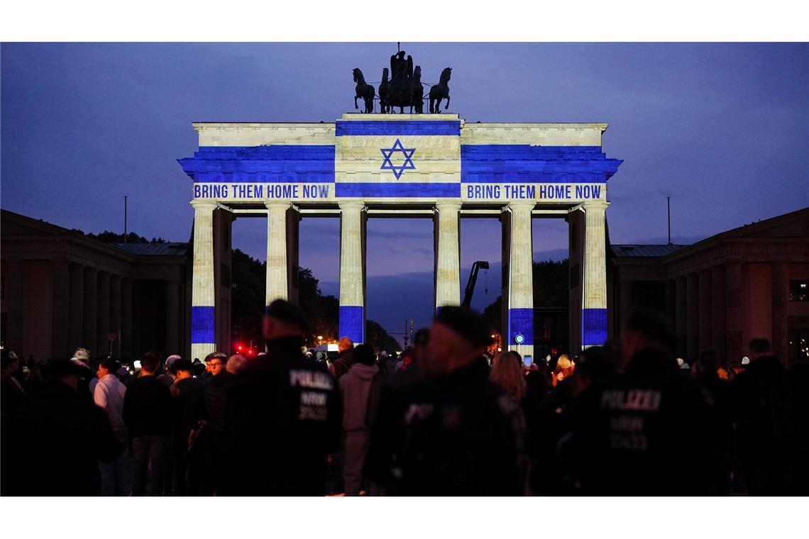 Das Brandenburger Tor wird anlässlich des Jahrestags des Hamas-Angriffs auf Israel vom 7. Oktober 2023 mit den Farben der Fahne Israels angestrahlt.